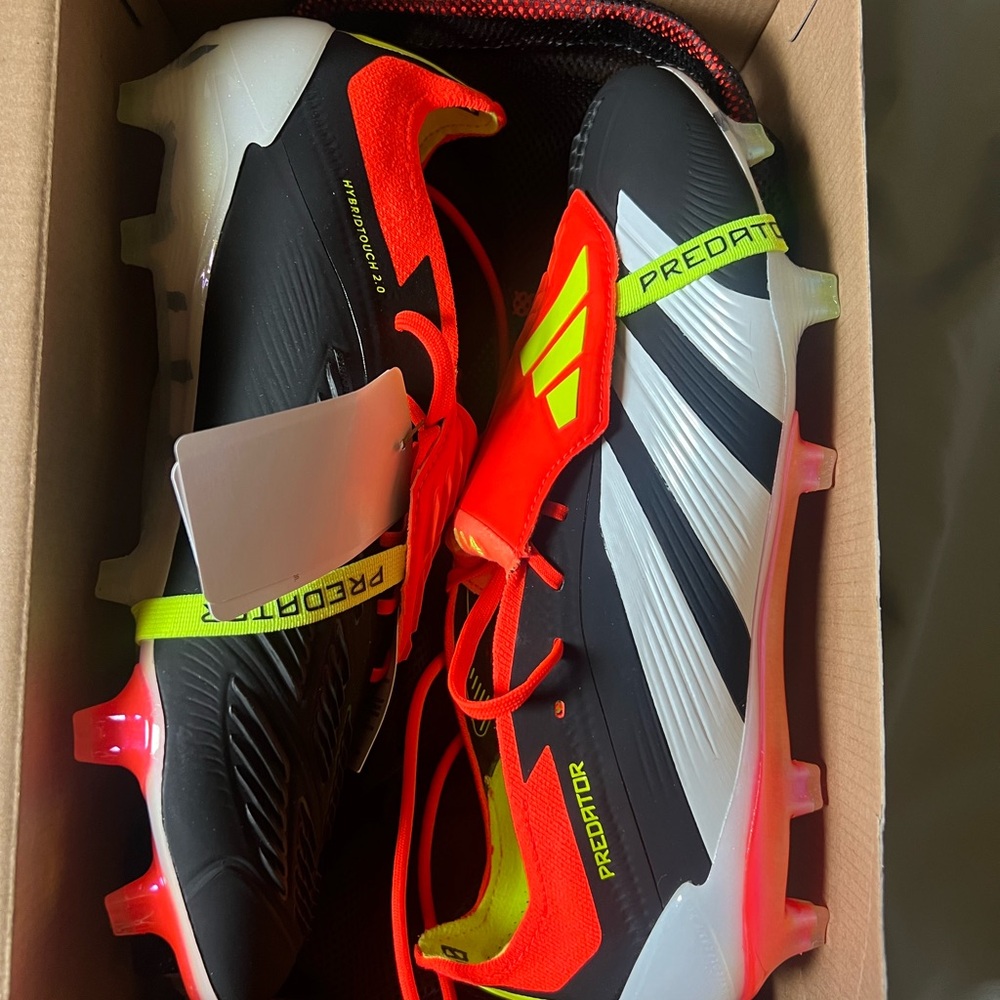 Adidas Predator Cleats - Picture 4 of 6